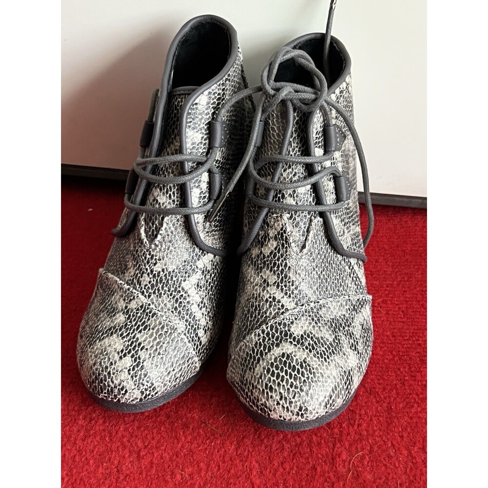 TOMS Women’s Gray/Black Leather Snakeskin Lace-Up Ankle Bootie US 7